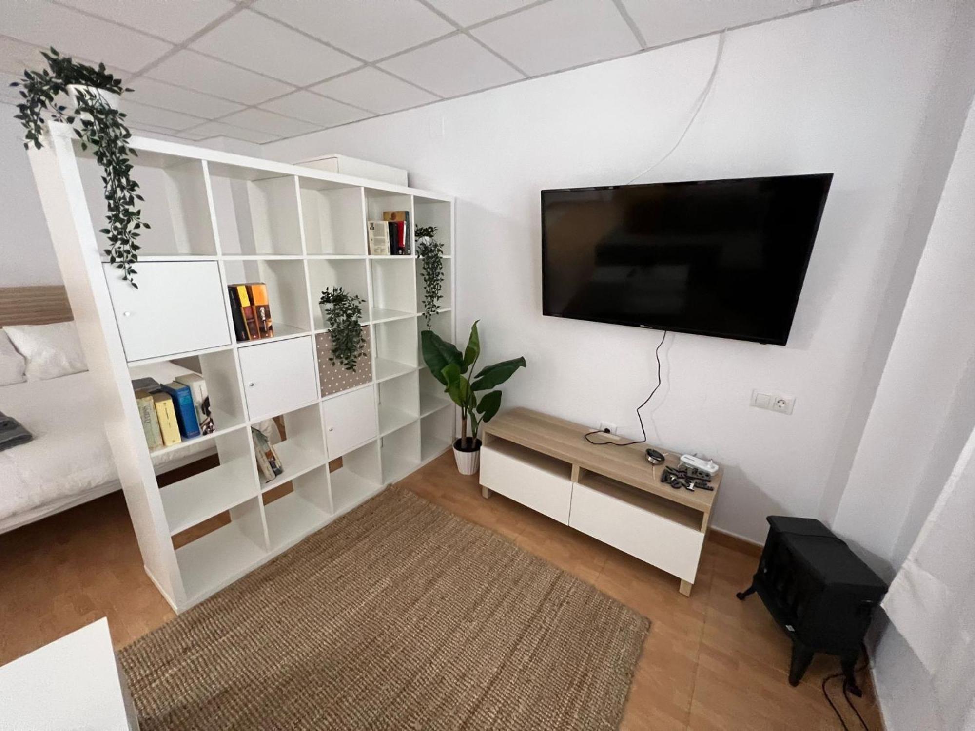 Cozy Hideaway Apartment *